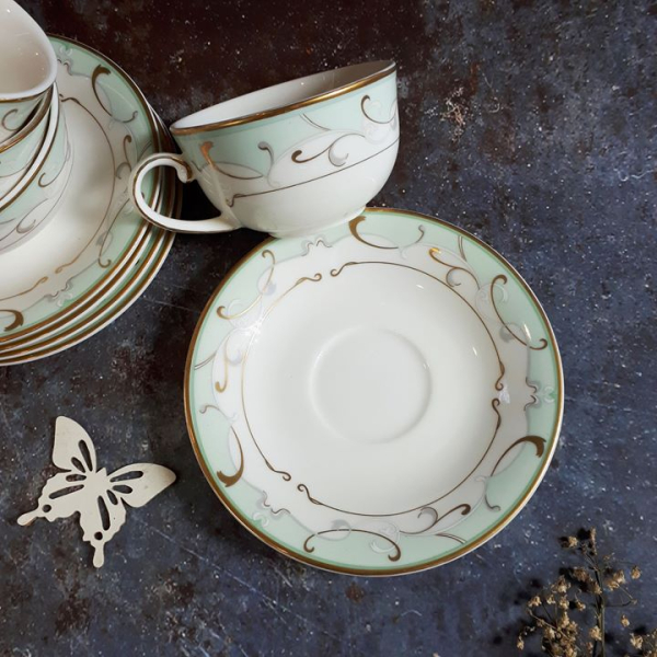 Set trà men bóng họa tiết vẽ vàng, viền vàng Francaise Bone China. Đáy có hiệu đề.