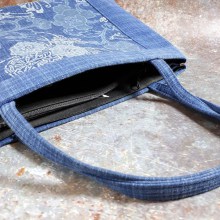 Túi xách bằng vải denim in họa tiết 2 mặt. Bên trong gồm 3 ngắn, 1 ngăn có dây kéo. Size tiện dụng. Mang đi làm  hoặc đi chơi đều hợp.