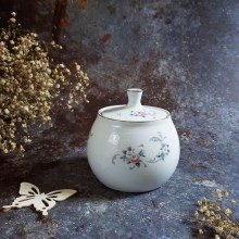 Hũ men bóng họa tiết hoa lá thanh nhã, viền  vàng dòng Young Flower của Noritake.