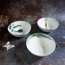 Tô nhỏ men bóng vành chạm nổi trang trí các loại rau củ của Noritake.