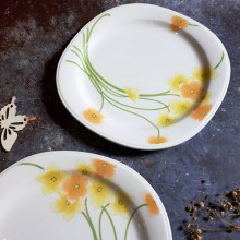 Đĩa men bóng trang trí hoa dòng Versatone của Noritake.