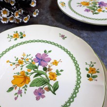 Đĩa TO men bóng trang trí hoa dòng Crafton của Noritake.