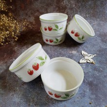 Ramekin men bóng trang trí cành dâu chạm nổi của Rebecca.