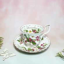 Set trà tháng 12 của Royal Albert ENGLAND.  Vành tách có một vết mè nhỏ xíu ở mặt ngoài.